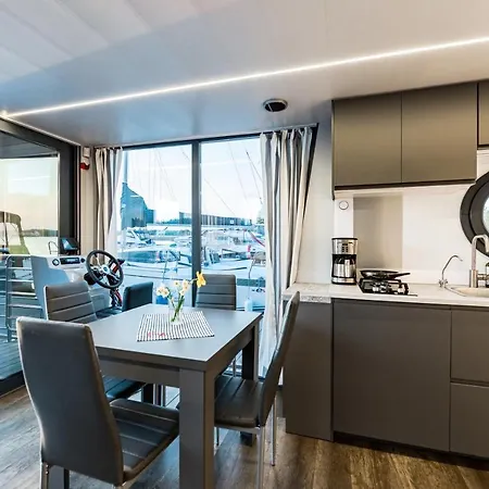 Alojamento de Turismo Selvagem Na Wodzie Topiko Czarter - Lesna Przystan Węgorzewo